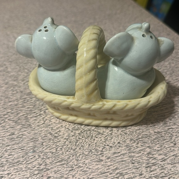 Vintage Elephant‎ Salt and Pepper in a basket - Picture 5 of 8